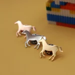 broche en métal cheval