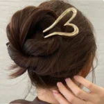 broche a cheveux en forme de coeur