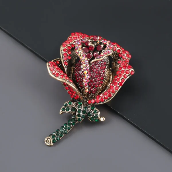 broche rose ornée