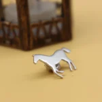 broche artisanale cheval moderne