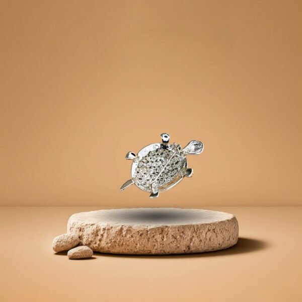 Broche tortue raffinée au design Art Déco intemporel