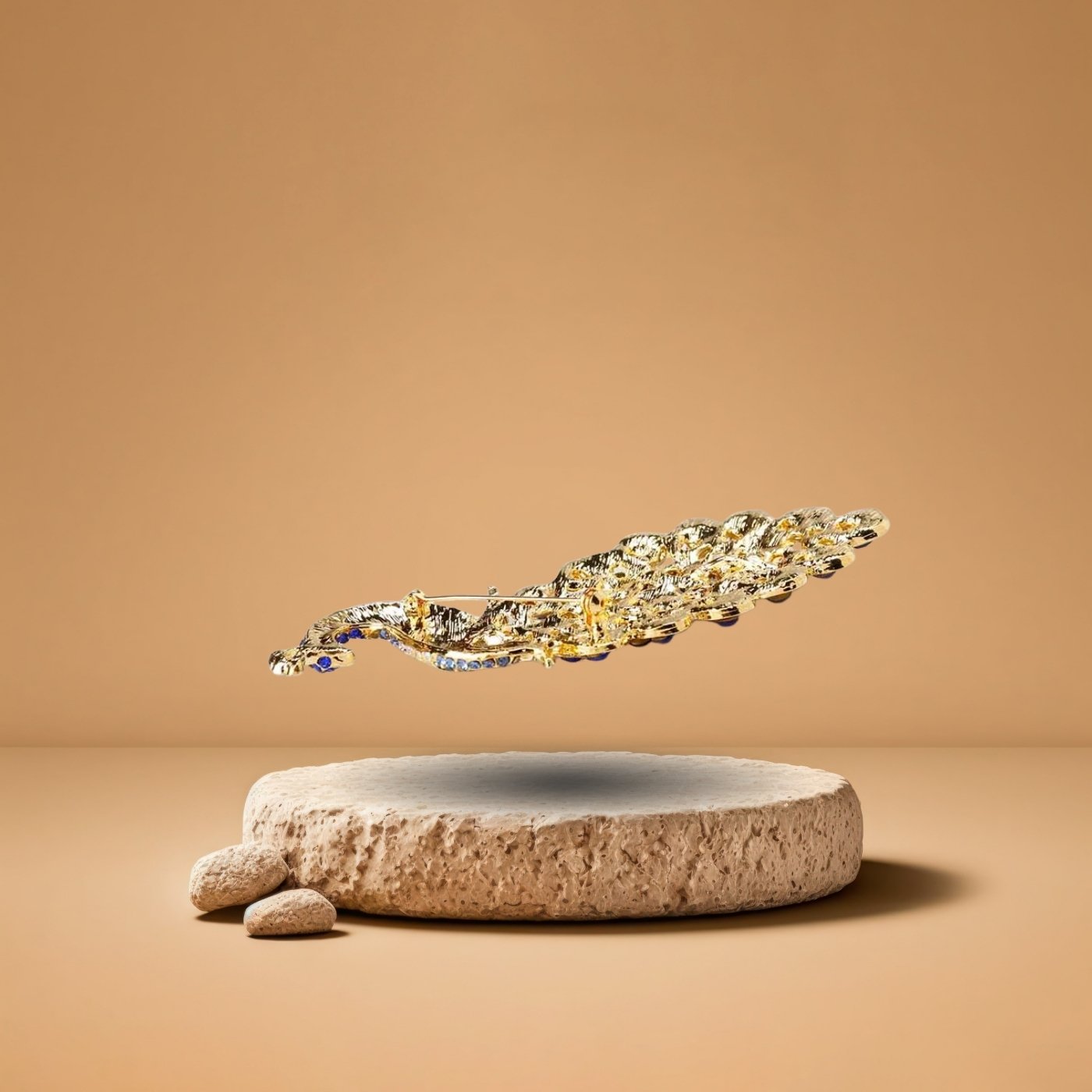 Accessoire Broche Art Déco Avec Paon, bijou glamour aux détails étincelants