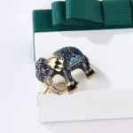 élégante broche éléphant