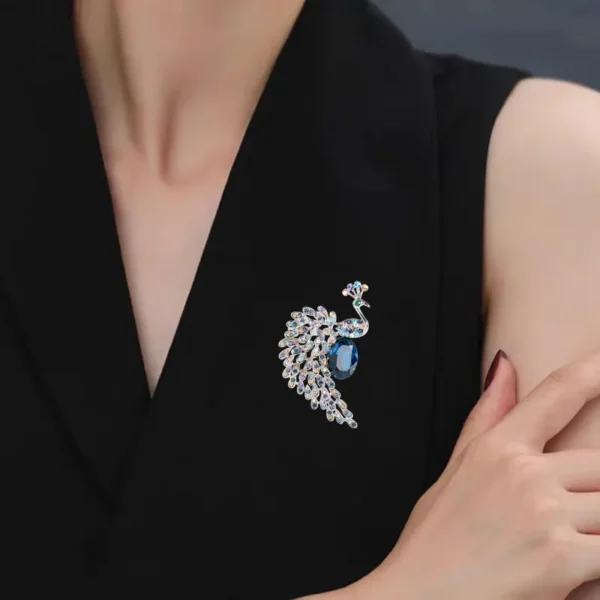 broche paon colorée