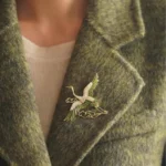 bijou broche oiseau en strass