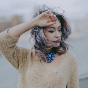 Comment mettre une broche dans les cheveux ? Idées et astuces élégantes