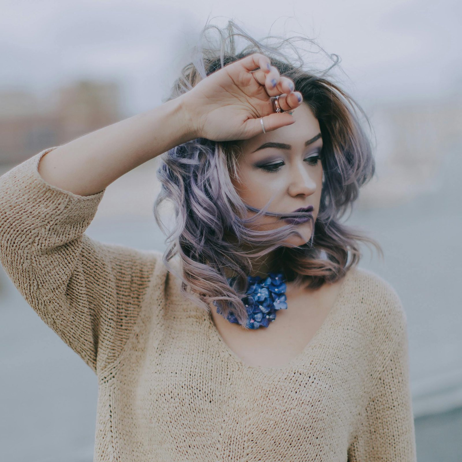 Comment mettre une broche dans les cheveux ? Idées et astuces élégantes