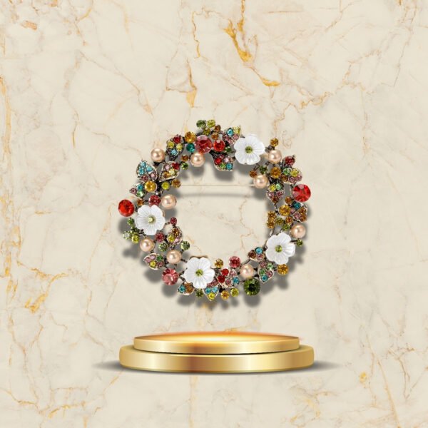 Broche élégante pour Noël avec détails floraux et cristaux étincelants
