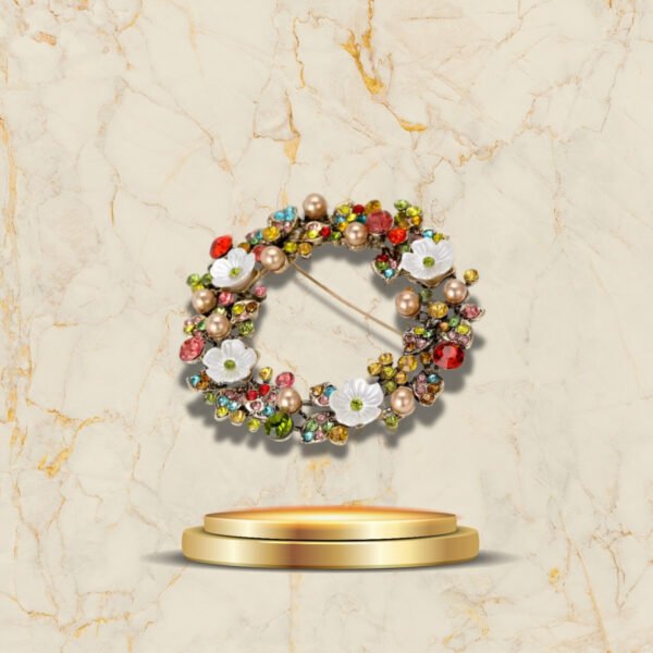 Bijou circulaire façon couronne de Noël, idéal pour un look festif