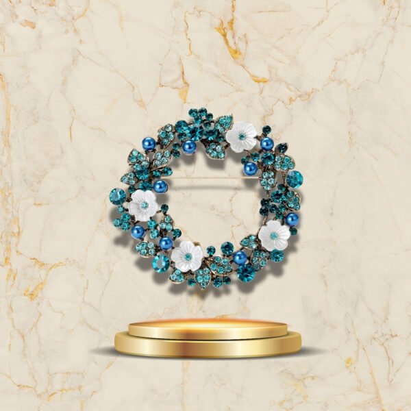 Broche Couronne de Noël décorée de fleurs blanches et cristaux colorés
