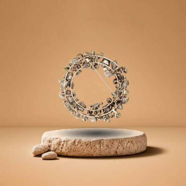 Bijou en forme de couronne de Noël avec perles et strass multicolores
