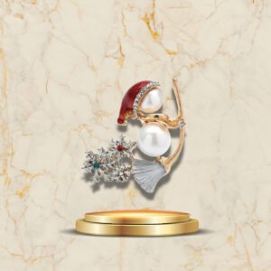 Broche festive en forme de bonnet de Noël décoré de perles et cristaux
