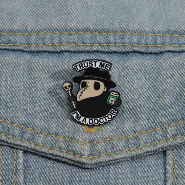 broche tendance docteur