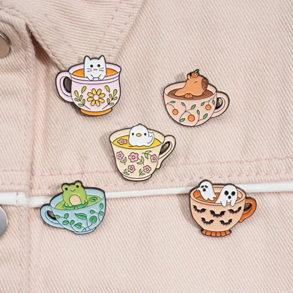 Décorative broche tasse fantôme
