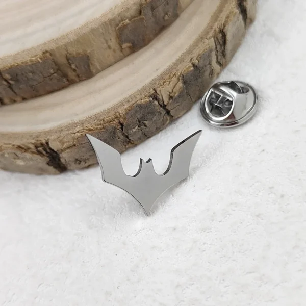 broche chauve-souris en acier