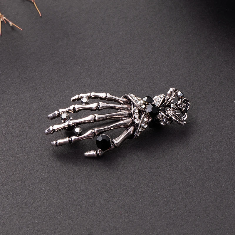 broche halloween main squelette