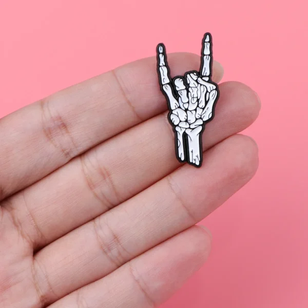 broche métal geste rock