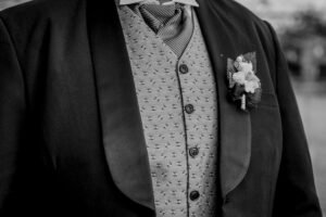 Comment porter une broche sur un costume avec élégance ?