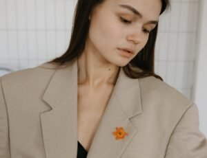 Quelle broche choisir ? Le guide complet pour bien la porter selon votre style