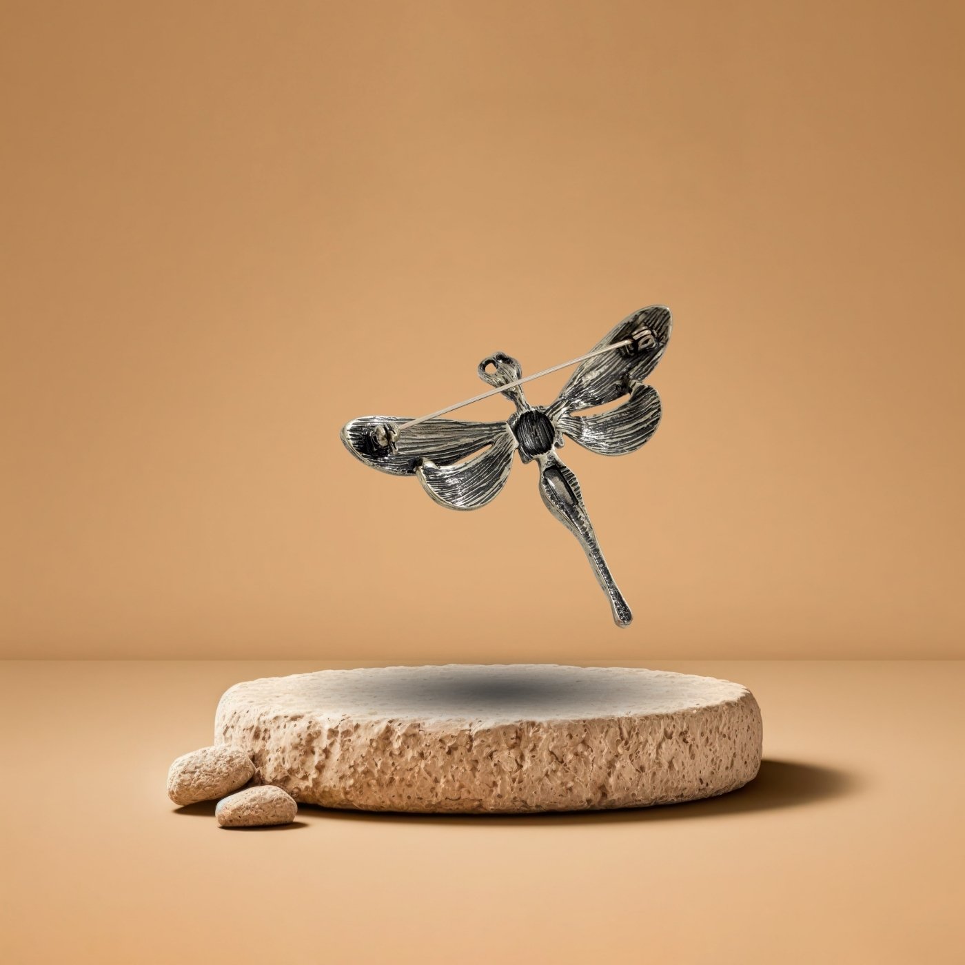 Broche Libellule Art Ancienne sur un fond neutre