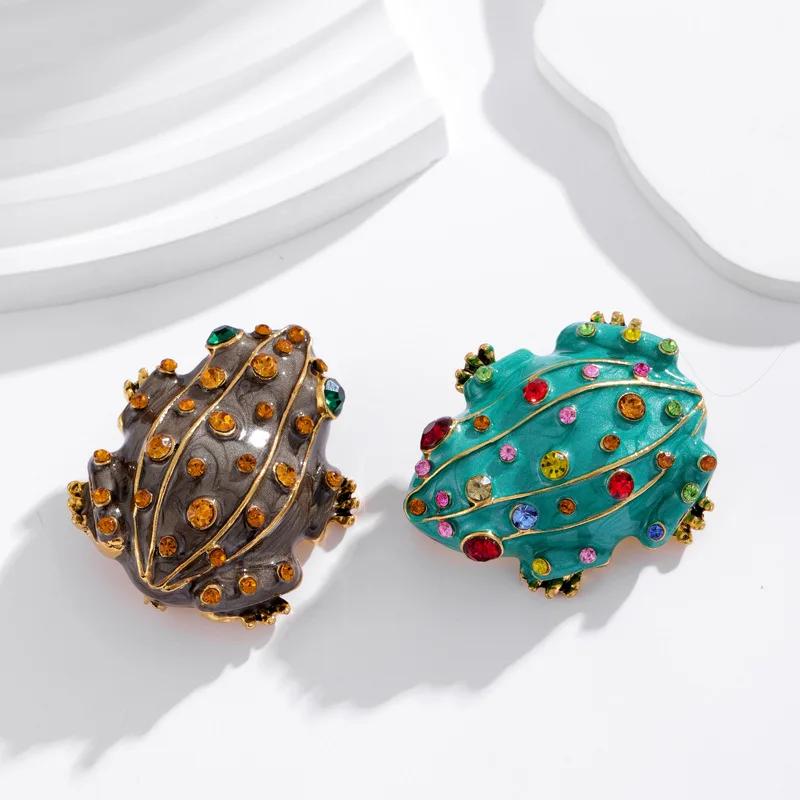 Broche en forme de grenouille avec couronne