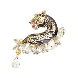 Broche Tigre avec détails en diamant sur fond blanc