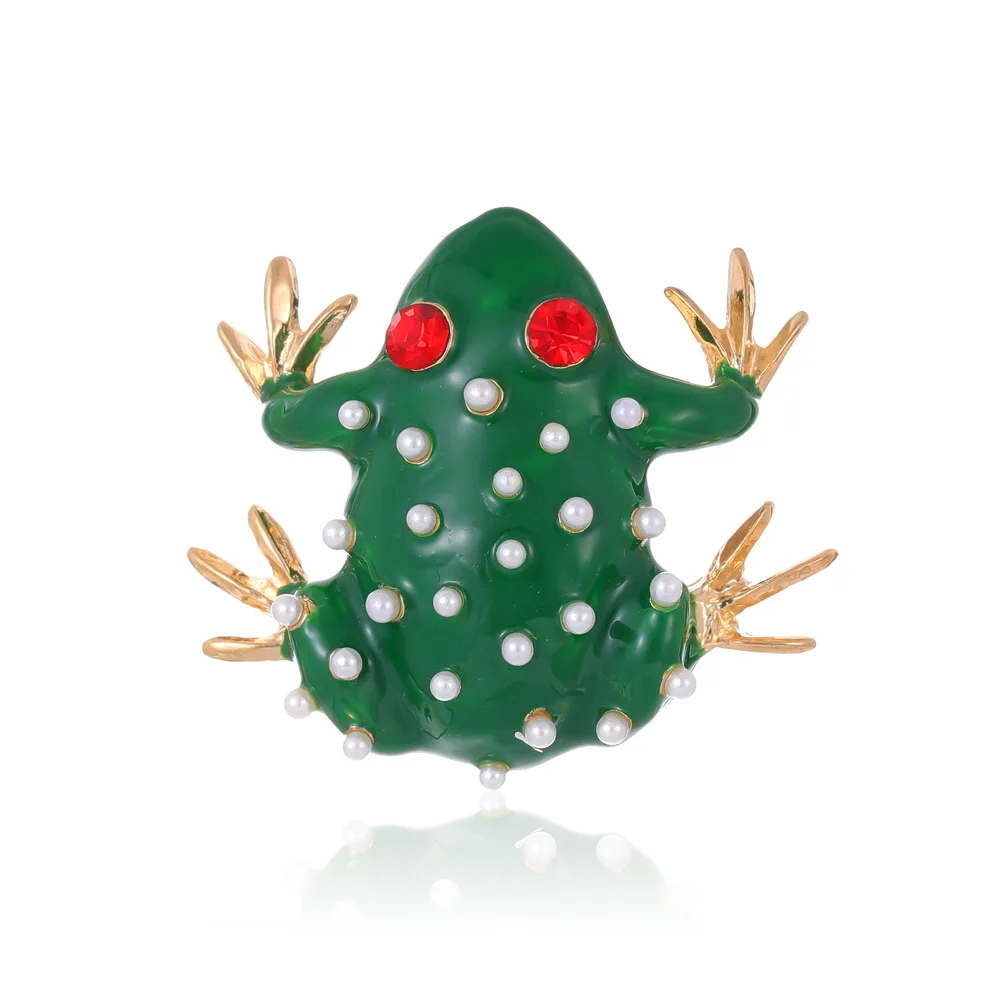 Détail de la broche grenouille couronnée