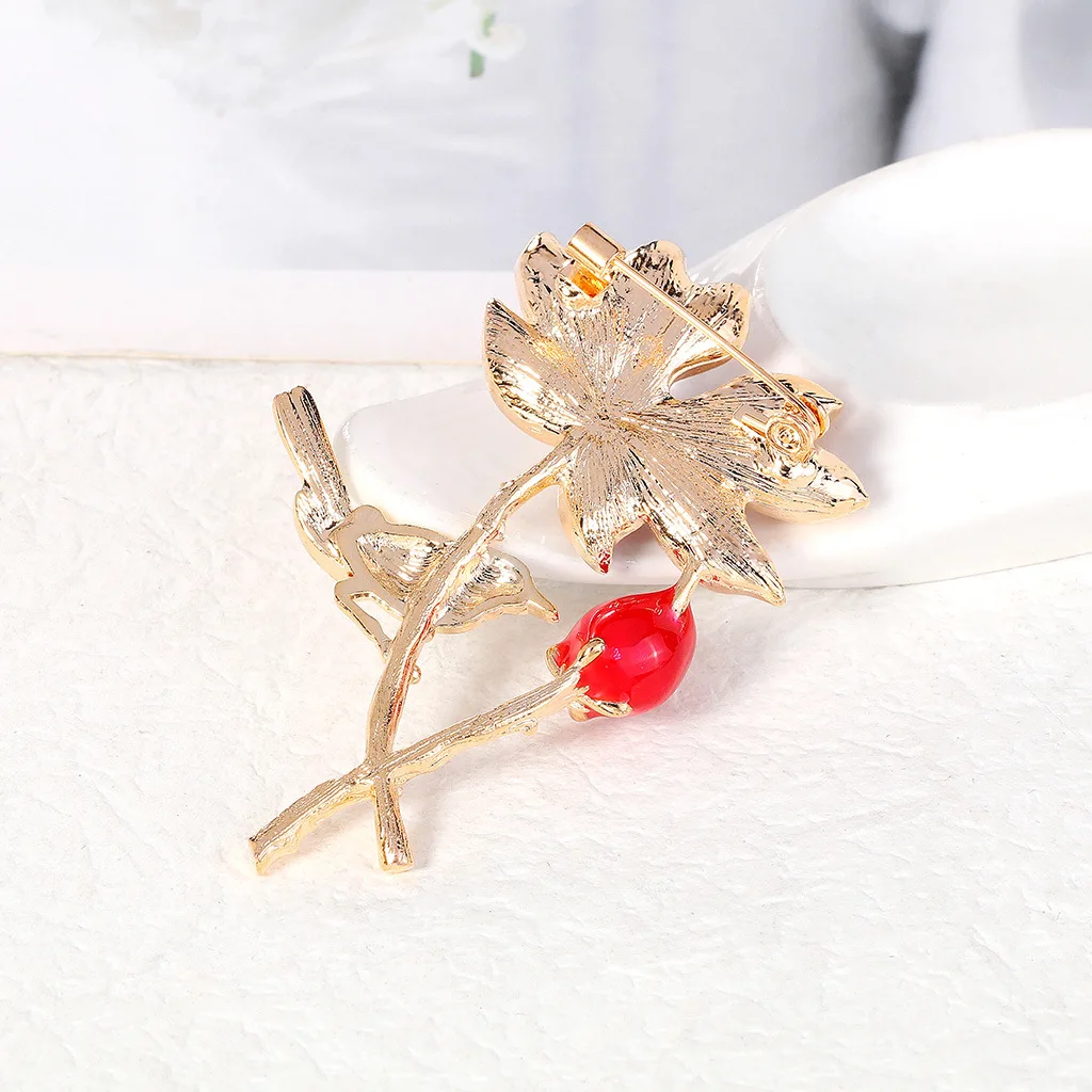 Broche Lotus mise en valeur sur un sac