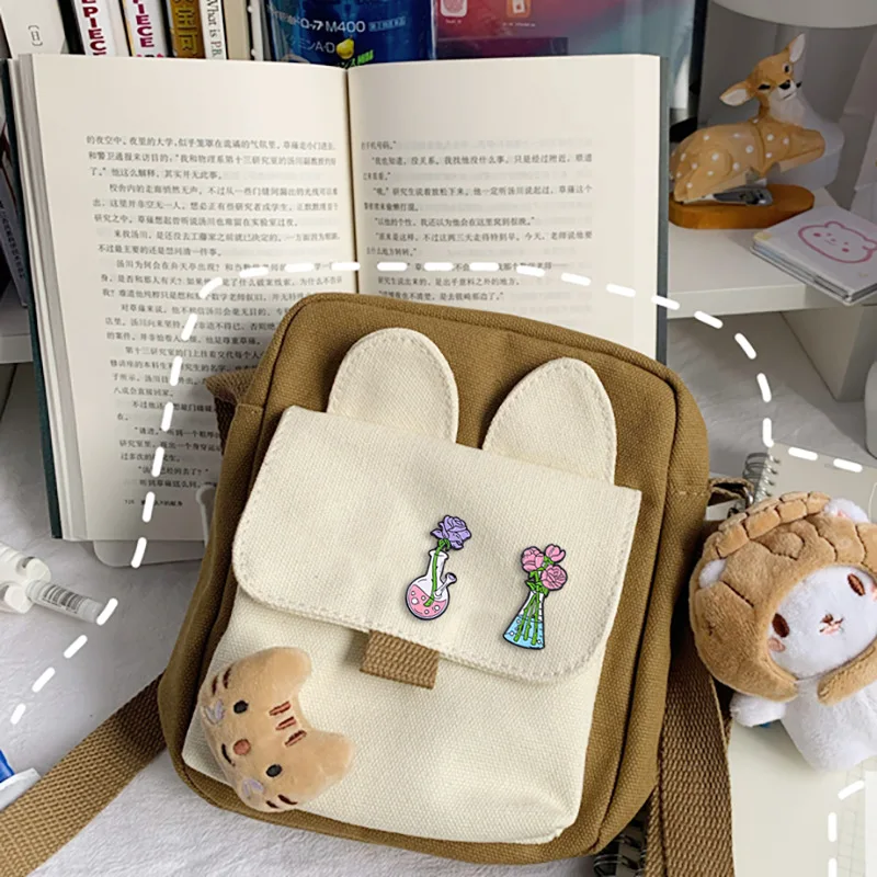 Zoom sur le design du Pin's Fleur Moderne