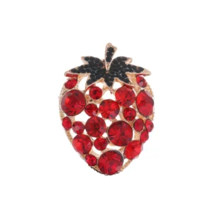 Broche en forme de fraise ornée de strass rouges
