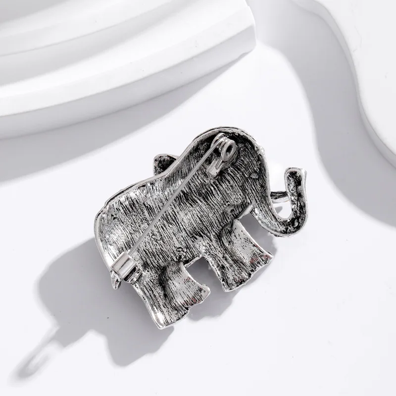 Détail de la broche éléphant avec embellissements en strass