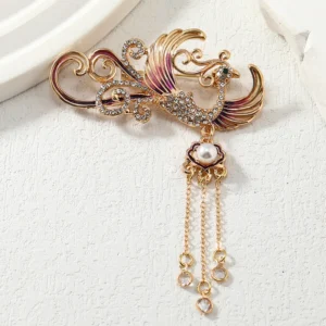Broche Phoenix Royal embellissant une tenue