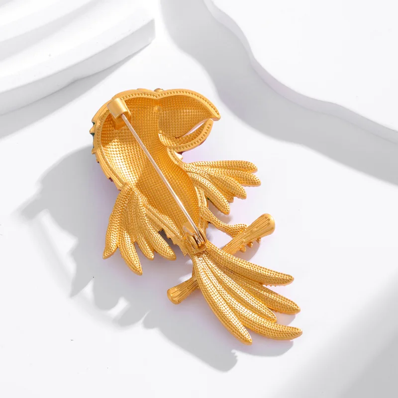 Détail de la Broche Perroquet Art Déco, un accessoire unique