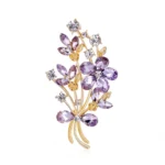 broche représentant une branche de fleurs violettes