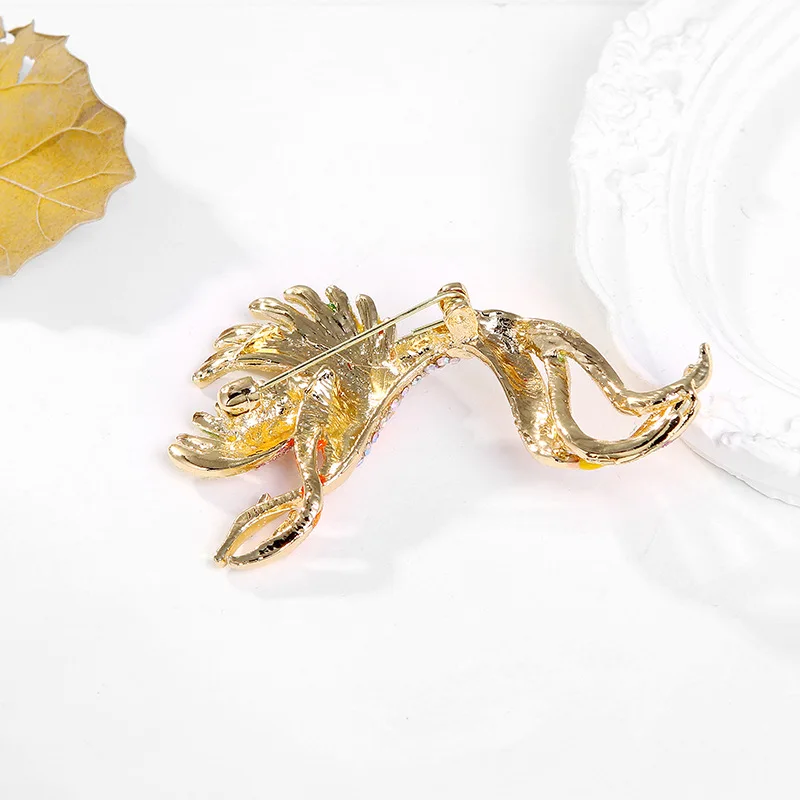 Détails de la Broche Phoenix Rêveur sur un fond élégant