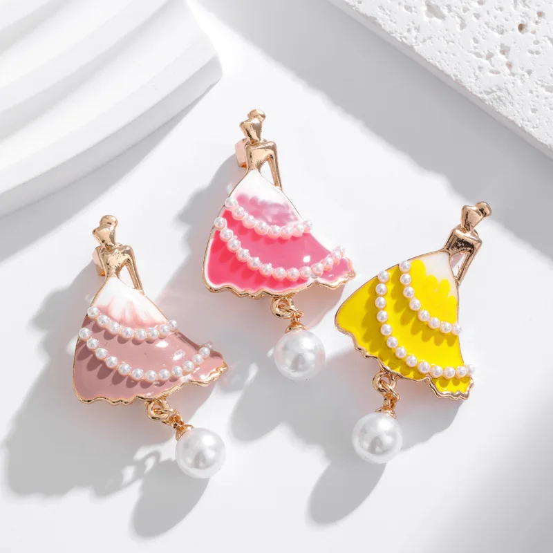 Détail artistique de la broche danseuse en alliage