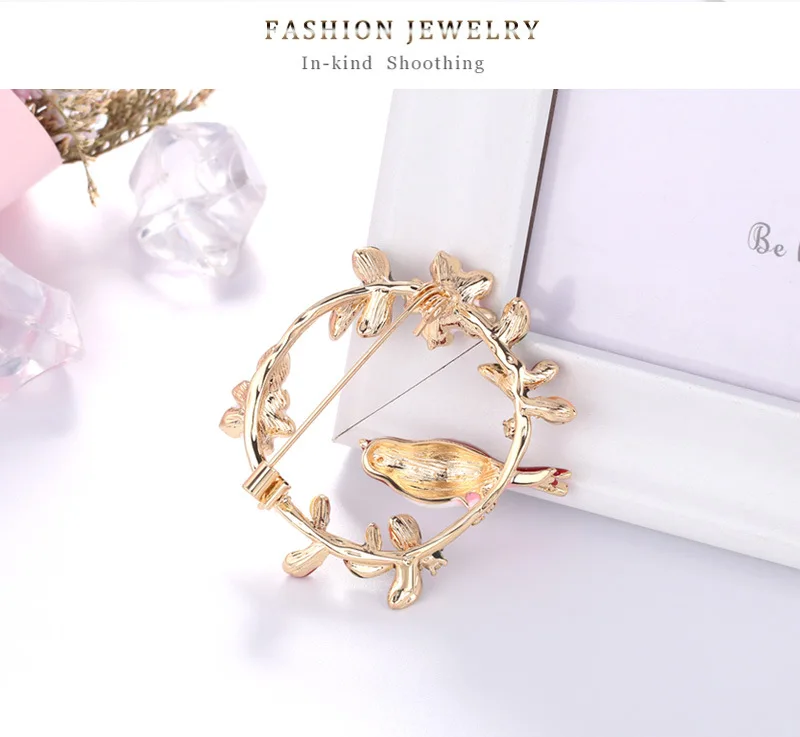 Accessoire broche décoratif avec un design d'oiseau et fleurs