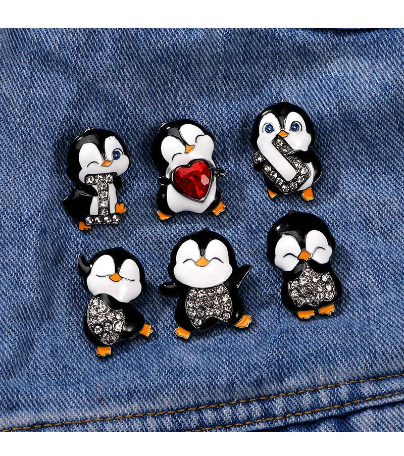 Pin's pingouin en décoration sur un sac