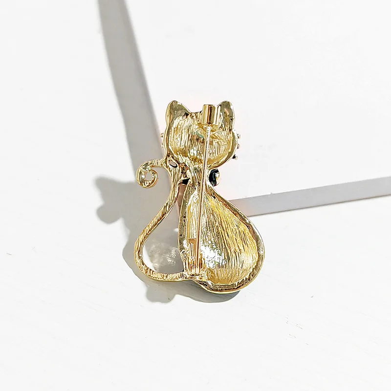 Détail de la broche chat élégante
