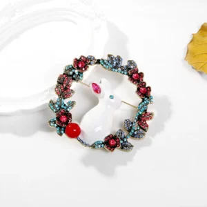 Broche décorative représentant un lapin en position repos