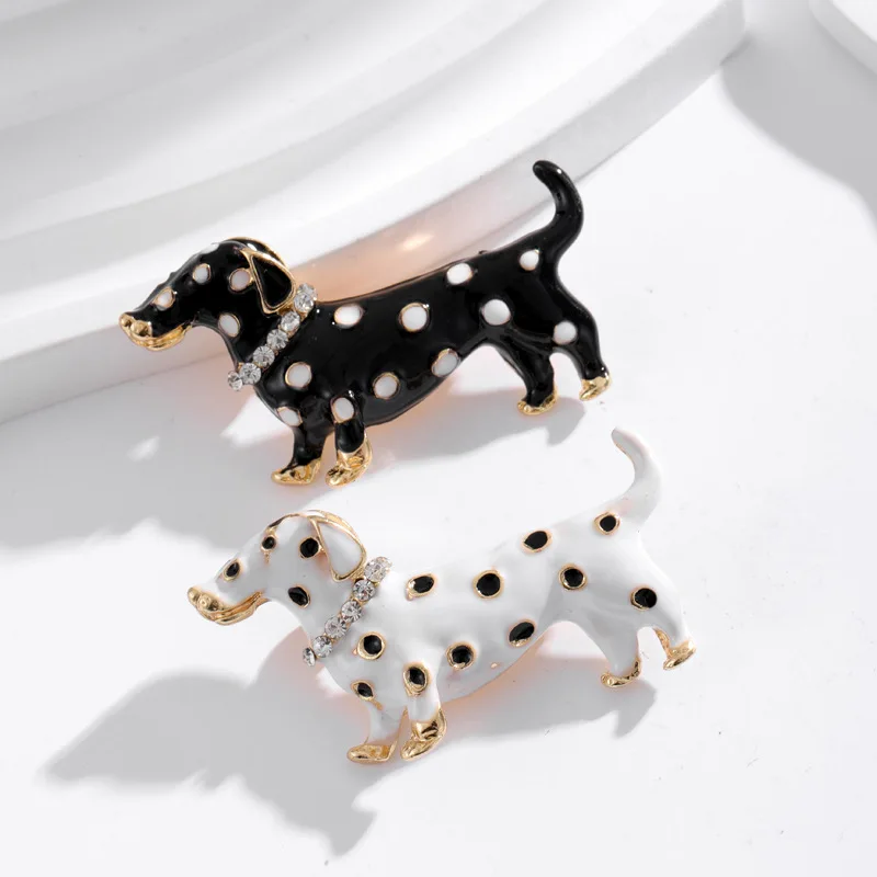 Accessoire de mode broche petit chien sur une veste