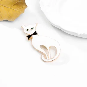 Broche chat élégante avec nœud de papillon noir