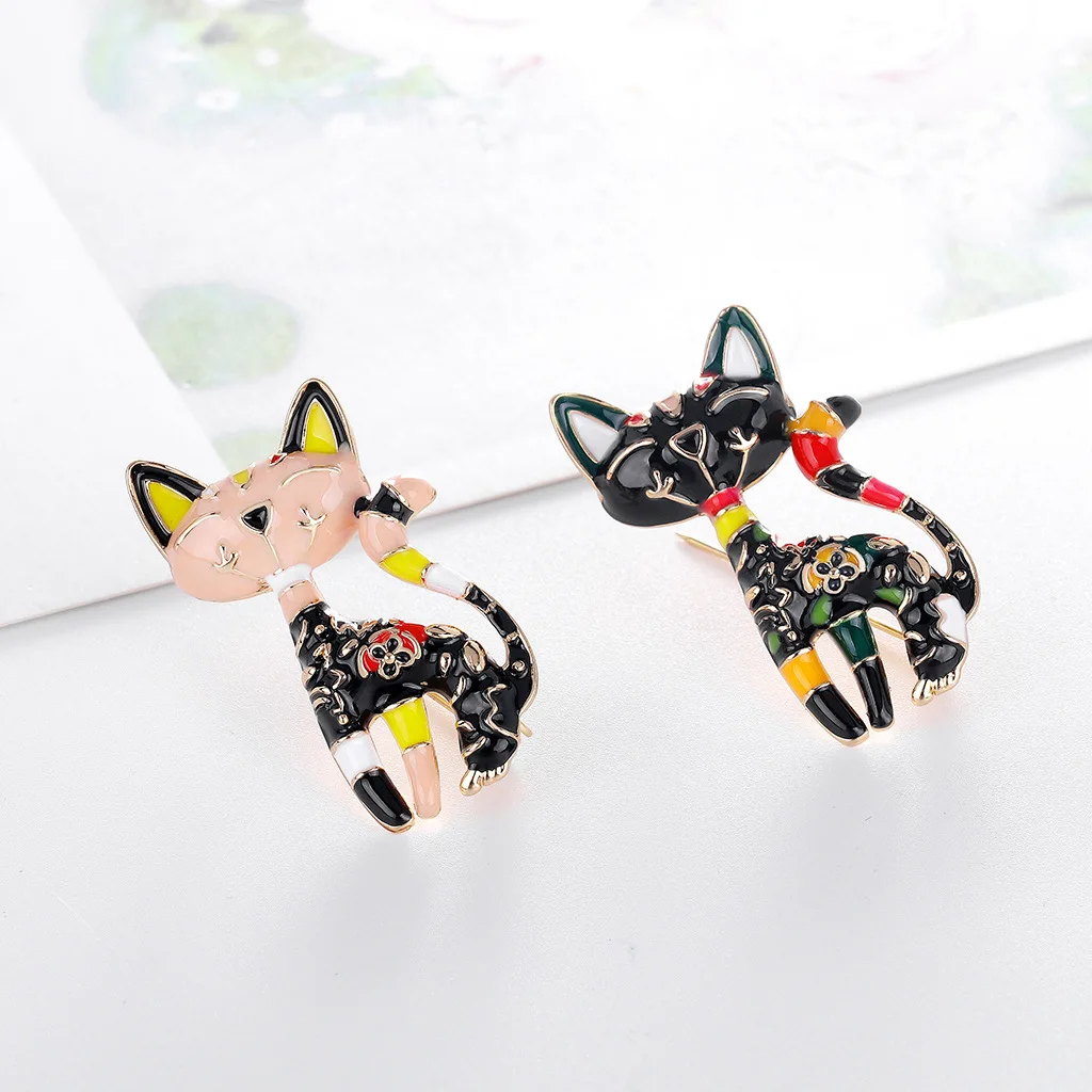 Détail de la broche chat colorée sur un vêtement