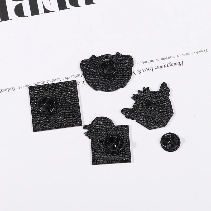 Détail du Pin's Football sur un sac