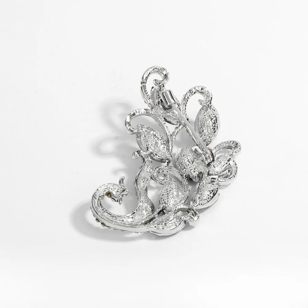 Broche Phoenix Strass Blanche portée sur un vêtement