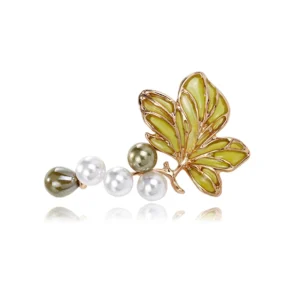 Broche ancienne fleur ornée de perles élégantes