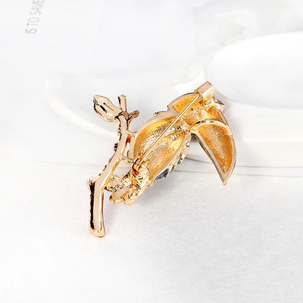 Broche en forme de perroquet sur un sac