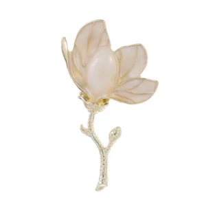 Broche en forme de fleur Magnolia avec détails raffinés