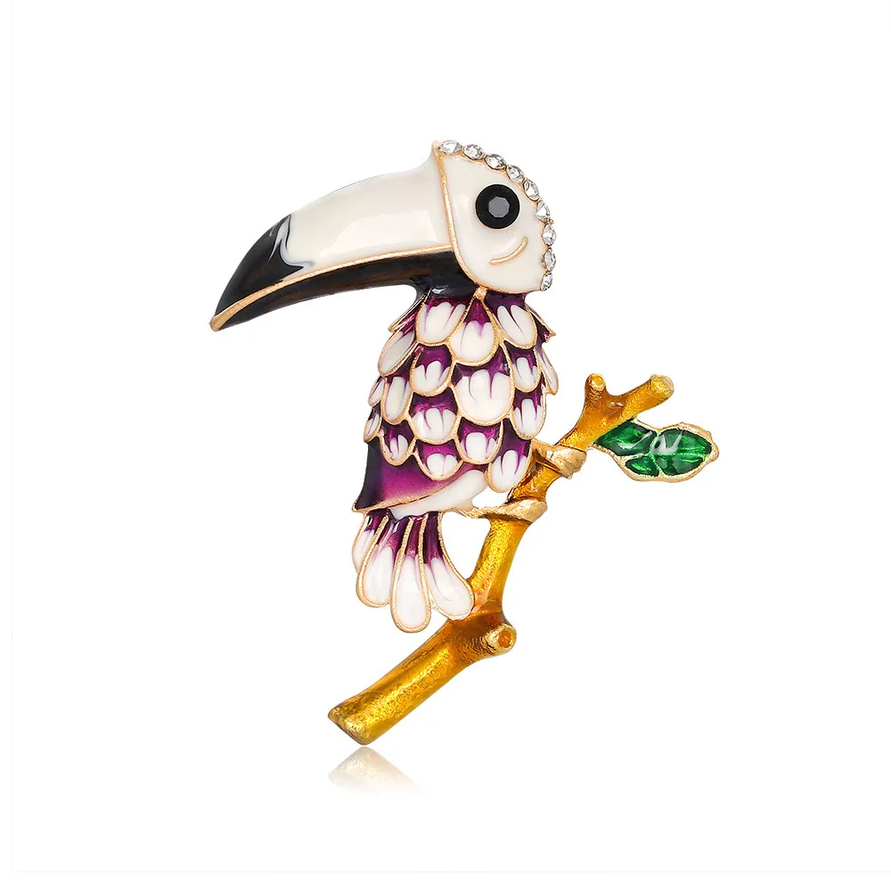 Broche perroquet accentuant une tenue