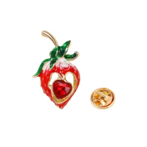 Broche en forme de fraise avec un cœur flamboyant